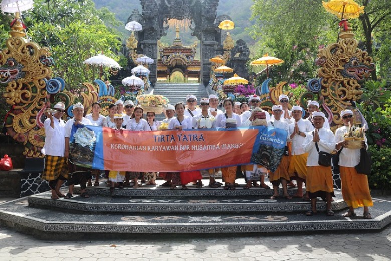 Group Photo at Melanting Pura